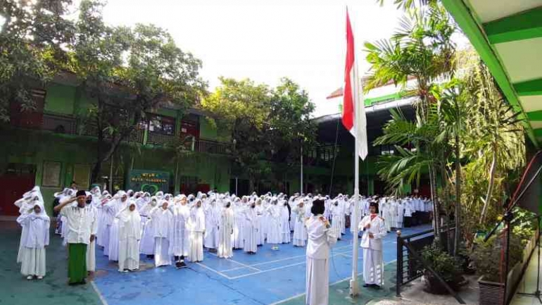 Upacara Bendera dalam Rangka Peringatan Hari Santri 2022 di Halaman MTsN 4 Kota Surabaya (dokpri)