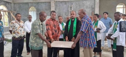 Prosesi Pemasangan Keramik Perdana Gedung Gereja GKI Imanuel Benyom Meyu Oleh Jan Jap Ormuseray 