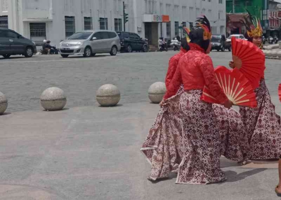 Beberapa penari dengan kebaya merah pada sesi pemotretan di Titik Nol Yogyakarta. | Dokumen pribadi.