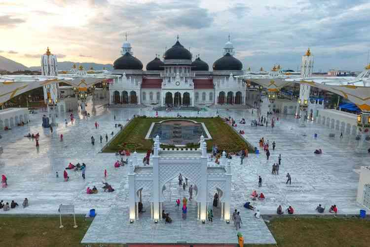 Masjid Baiturrahman di Banda Aceh (SHUTTERSTOCK/R.A. KARAMULLAH)