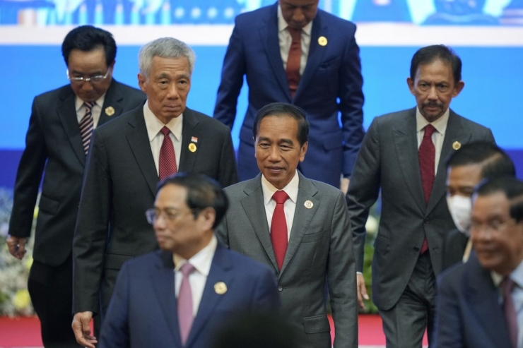 Presiden Joko Widodo bersama para pemimpin negara ASEAN lainnya turun dari panggung seusai upacara pembukaan KTT ke-40 dan ke-41 ASEAN di Phnom Penh, Kamboja, Jumat (11/11/2022) (AP/VINCENT THIAN via kompas.id)