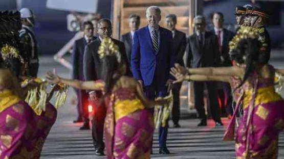 Presiden AS Joe Biden tiba di terminal VVIP I Bandara I Gusti Ngurah Rai Bali, Minggu (13/11/2022). Foto: ANTARA FOTO/GALIH PRADIPTA  via detik.com