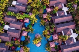 Villa mewah dan laguna di St. Regis Bali Resort. Sumber: www.marriot.co.uk