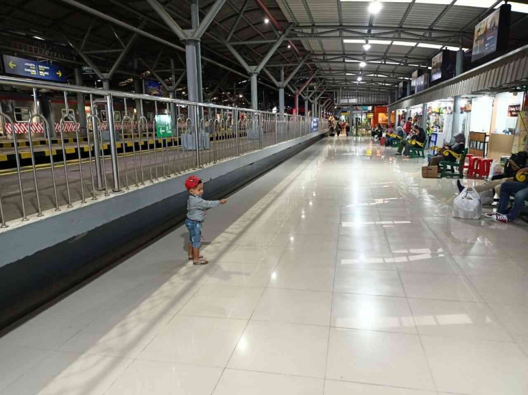 Zehan ketika berwisata di stasiun Tugu Yogyakarta/photo by : Dokpri