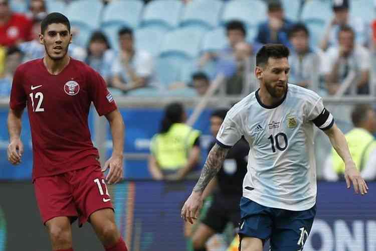Lionel Messi dan Karim Boudiaf pada laga Qatar vs Argentina di Copa America 2019. (AFP/JEFERSON GUAREZE dipublikasikan kompas.com)