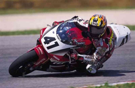 Noriyuki Haga, menunggang Yamaha R7 pada WSBK 2000. Sumber: Worldsbk.com