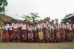 Ilustrasi pakaian adat Timor (Sumber:keluyuran.com)
