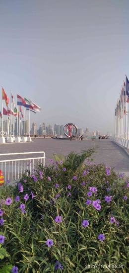 32 Bendera peserta Piala Dunia 2022 dipasang Di Pantai Corniches (Domentasi Pribadi)