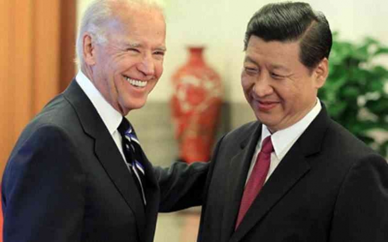 Nampak Joe Biden dan Xi Jinping saling melempar senyuman (sumber: bisnis.com/Feni Fitriani)