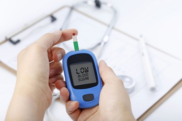 Ilustrasi memeriksa kadar gula darah menggunakan alat khusus. Sumber: Shutterstock/Jinning Li via Kompas.com