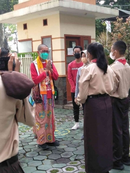 Didik Nini Thowok tiba di sekolah, dokumentasi pribadi