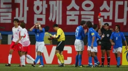 (https://sport.detik.com/sepakbola/bola-dunia/d-6020479/wasit-korea-selatan-vs-italia-di-piala-dunia-2002-ungkap-penyesalannya)