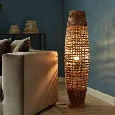Gambar 2. Dekorasi lampu yang menggunakan mix material eceng gondok dan kayu https://www.pinterest.com/pin/708894797590149127/ 