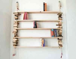 Gambar 6. Gambar dekorasi dinding limbah kayuSumber: https://inhabitat.com/bookshelf-built-simply-from-waste-wood-blocks-and-rope/
