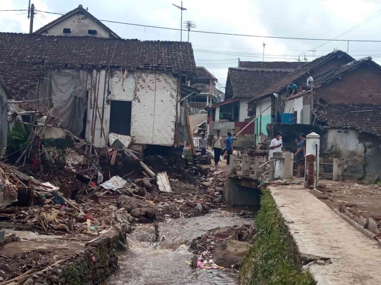 Kondisi rumah warga yang rusak pasca diterjang banjir, Sabtu (5/11/2022). (Sumber: Dokumentasi Pribadi/Jawa Pos Radar Banyuwangi)