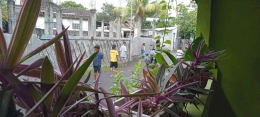 Anak-anak bermain bola di jalan depan rumahku (Dokumen pribadi)