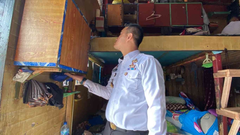 Pejabat struktural memeriksa lemari wbp. dok Humas LPN Samarinda 