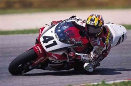 Haga dengan Yamaha R7 andalannya tahun 2000, sukses sabet Runner Up. Sumber: Worldsbk.com