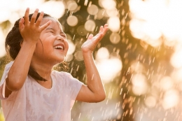 Ilustrasi anak bermain hujan| Dok Shutterstock via Kompas.com