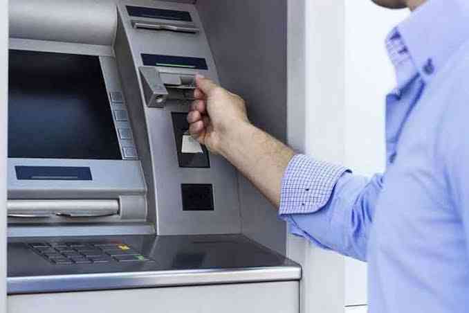 Ilustrasi lupa mengambil kartu ATM saat selesai bertransaksi | (foto: kompas.com / thinkstock)