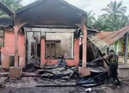 Foto : Rumah warga yang ludes terbakar. (Foto/ist)