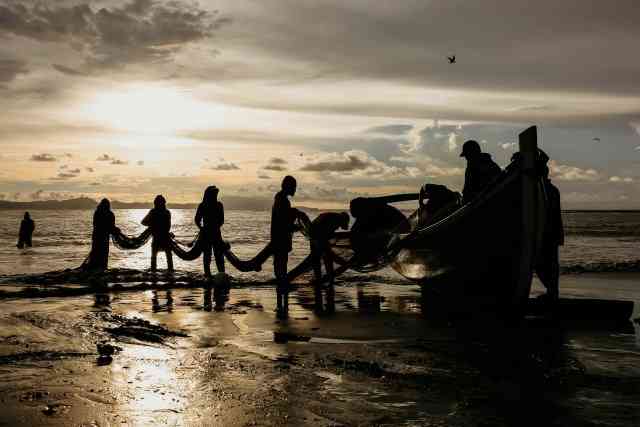 Aktivitas nelayan pada sore hari di Banda Aceh. Foto: Abdul Hadi/acehkini via Kumparan