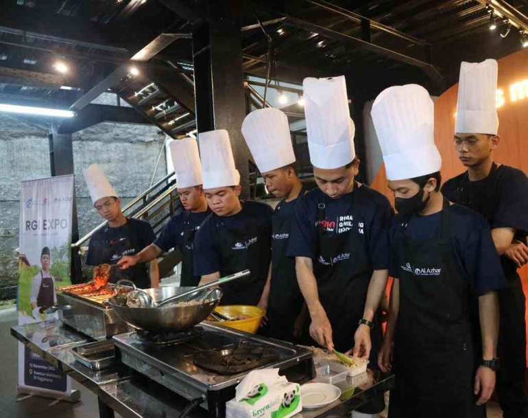 Santri RGI jurusan Kuliner Halal sedang mempersiapkan hidangan di Teras Malioboro, Yogyakarta. (dokpri)