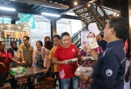 Para pedagang di kawasan Malioboro tengah mengantri makanan siap saji gratis di Acara RGI Expo (dokpri)