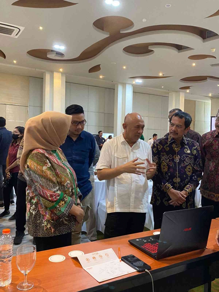 Founder MAJA Labs, Adrian Zakhary bersama Menteri KopUKM (Dok:Pribadi)