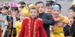 Ilustrasi sejumlah anak yang memakai pakaian adat daerah [merdeka.com]