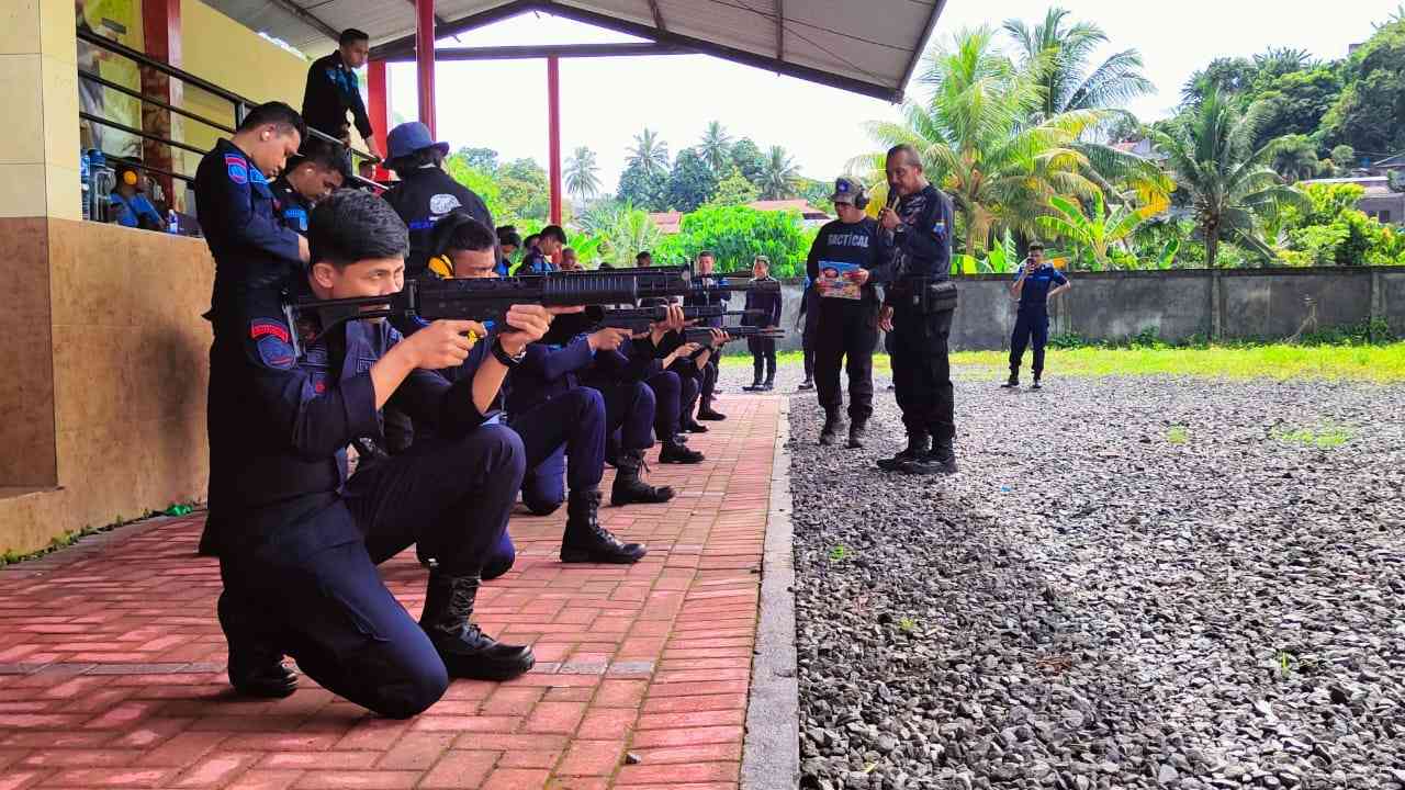 Foto Artikel : Petugas Lapas Tahuna Dibekali Latihan Menembak Dalam ...