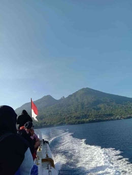 Bendera Indonesia Tetap Berkibar ketika speedboat meninggalkan Pulau Makian (Dokpri)