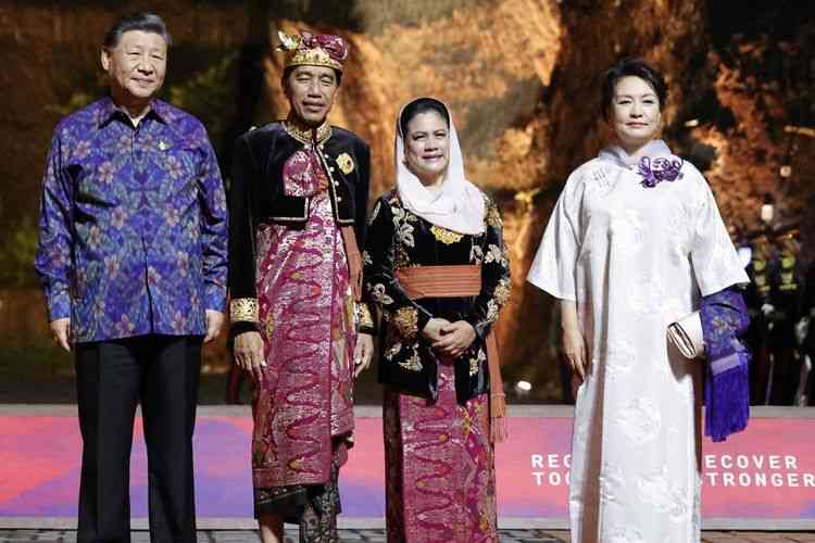 Presiden China Xi Jinping dan batik bersama Jokowi di KTT G20 di Badung, Bali 15 November 2022. (Foto oleh WILLY KURNIAWAN/POOL/AFP)