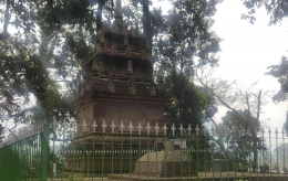 Candi Cangkuang disampingnya Makam Penyebar Agama Islam (Dok. Dewi Cangkuang/Dokpri)