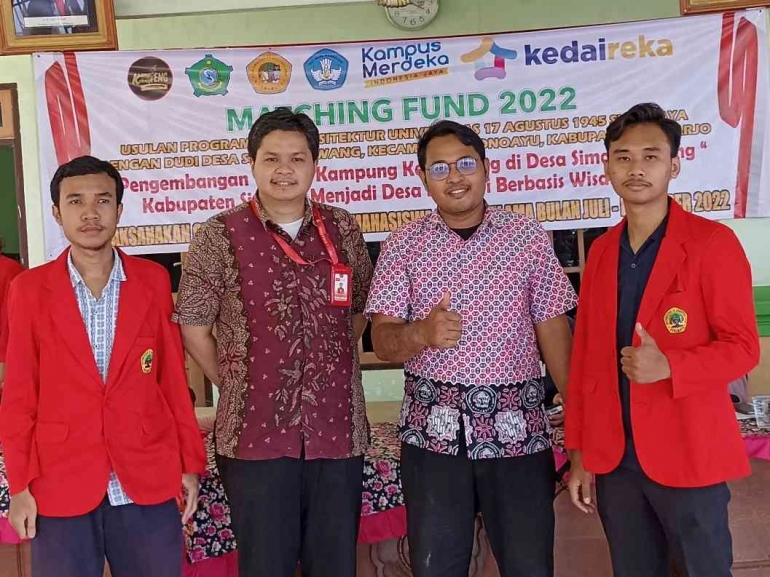 Bersama ketua program Matching Fund Febby Rahmatullah Masruchin (dua dari kanan). Sumber: dok. pribadi
