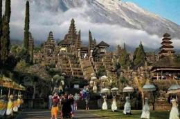 Pura Besakih atau Candi Ibu, pura yang paling besar di Bali. | Sumber: baliholidaysecrets.com  