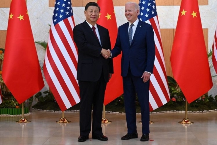 Presiden Amerika Serikat Joe Biden (kanan) bertemu dengan Presiden China Xi Jinping (kiri) menjelang Konferensi Tingkat Tinggi (KTT) G20 di Nusa Dua, Bali, pada Senin (14/11/2022). (Dok. AFP/SAUL LOEB via kompas.com)