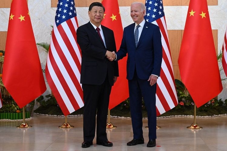 Presiden Amerika Serikat Joe Biden (kanan) bertemu dengan Presiden China Xi Jinping (kiri) menjelang Konferensi Tingkat Tinggi (KTT) G20 di Nusa Dua, Bali, pada Senin (14/11/2022). (Dok. AFP/SAUL LOEB via kompas.com)