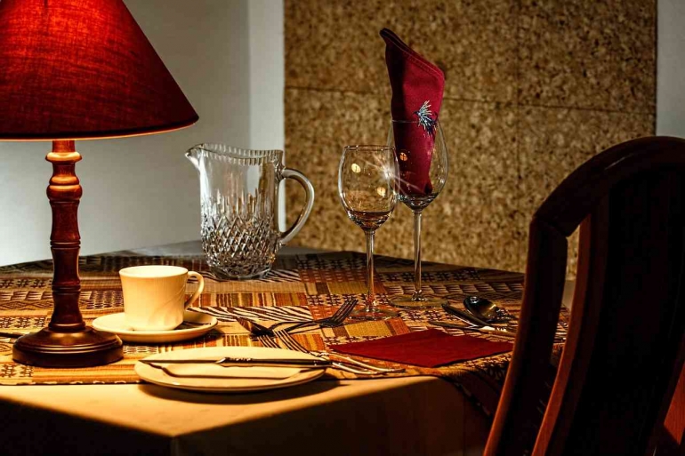 Ilustrasi gambar by Pixabay oleh Stevepb. Sebuah ruang meja makan didalam suatu rumah. Kamis, 17/11/2022