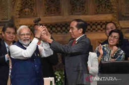 Presiden Joko Widodo menyerahkan ketua G20 ke PM India Narendra Modi di Nusa Dua, Bali, pada tanggal 16 November. | Sumber: Zabur Kaburu/Antara