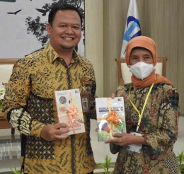 Cinderamata buku hasil penelitian tentang burung Bayan/Paruh Bengkok oleh penulisnya Dr. Siti Nuramaliati Prijono (Dok: Kang Bugi)