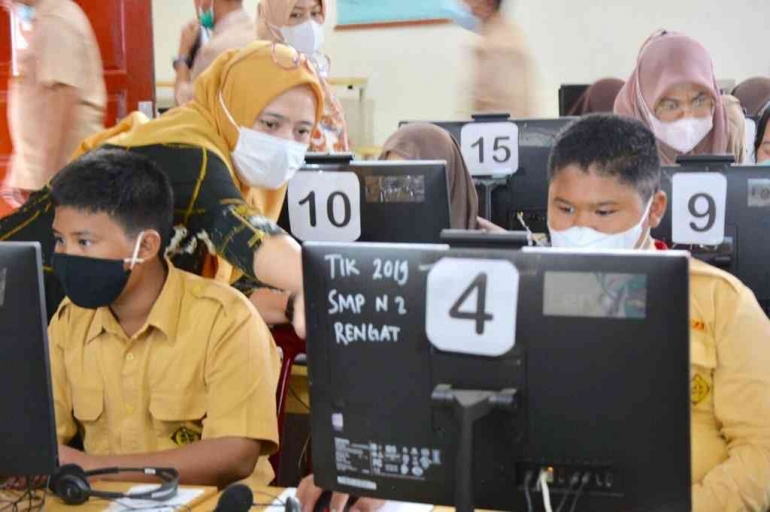 Keterangan foto: Petugas dari Balai Bahasa Riau saat melakukan pendampingan UKBI Adaptif ke salah satu sekolah di Rengat, Indragiri Hulu, Riau.