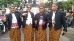 Penulis ikut memeriahkan acara Pawai Budaya dengan menggunakan pakaian tradisional Jawa (dokpri)