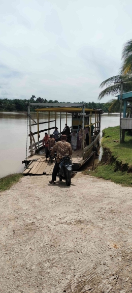 Masyarakat sedang menaiki perahu ketek untuk menyebrangi Sungai Batang Hari di Ds. Teluk Melintang Kec. Mersam Kab. Batanghari Foto : dok. Pribadi 