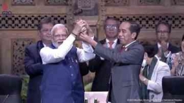 Penyerahan Palu Konferensi Tingkat Tinggi Dari Presiden Jokowi Kepada PM India Narendra Modi (Tangkapan Layar Youtube Sekretariat Presiden) 