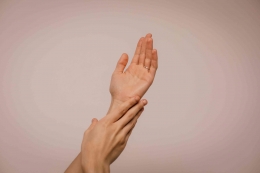 Person touching hand (pexels.com/Juan Pablo Serrano Arenas)