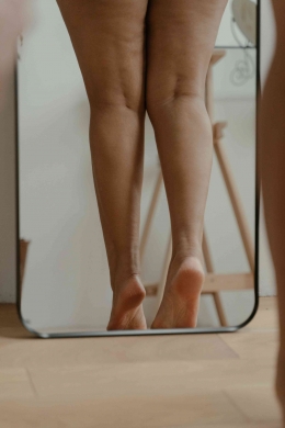 Legs on a Mirror/cellulite (pexels.com/Ron Lach)
