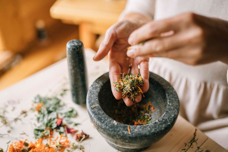 Pengobatan sinshe dari bahan herbal (Pexels/Yan Krukov)
