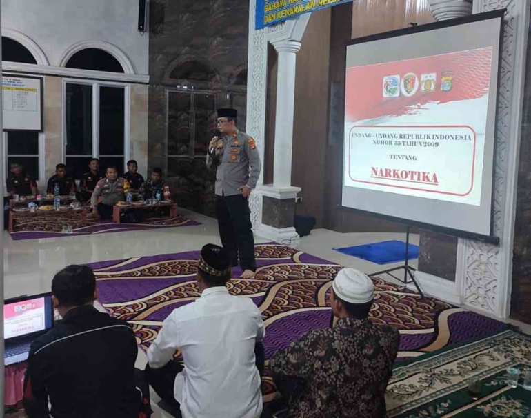 Kapolsek Seputih Mataram, Iptu Yudi Kurniawan memberikan sosialisasi bahaya narkoba kepada generasi muda LDII. Foto: Tbn Lampung.
