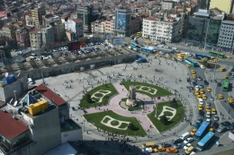 Taksim Square, Istanbul. Sumber: Bertil Videt / wikimedia.org